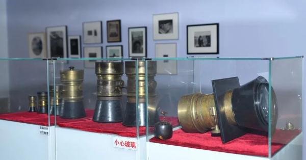 我与摄影周的故事 | “摄影收藏展”策展人 蔡元